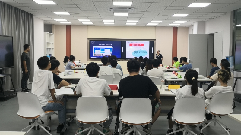 bat365中文官方网站学生成功领取德阳市首批职业“电子培训券”并参加大学生创业培训
